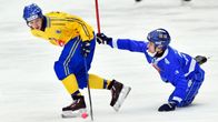 Hans Andersson och Markus Kumpuoja i kamp om bollen