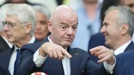 Kalju, pukuun sonnustautunut mies jalkapallokatsomossa.