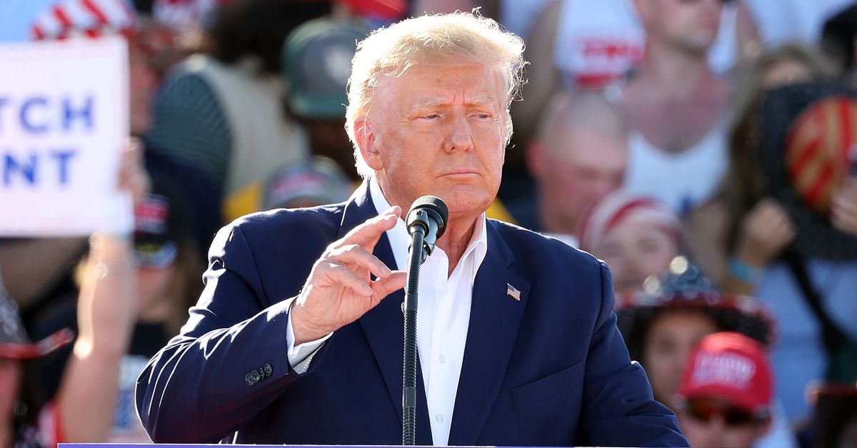 Donald Trumpia vastaan nostettiin syyte aikuisviihdenäyttelijän ...