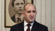Rumen Radev puhuu ja elehtii käsillään.
