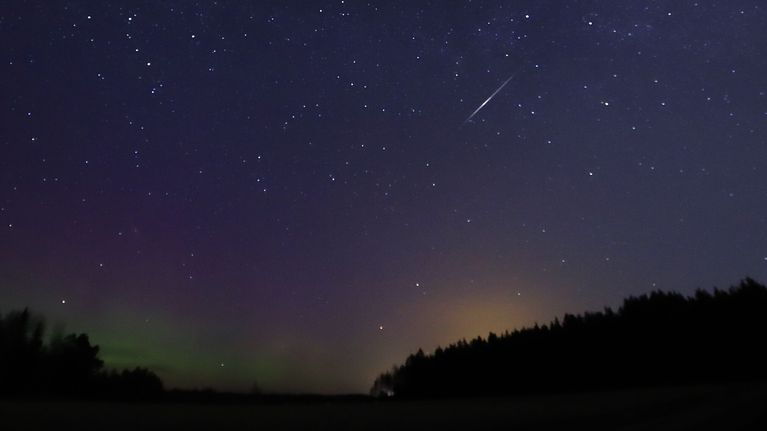 Tähtitaivas, Lyridien tähdenlentoparveen kuuluva meteori lentää taivaalla. 