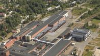 Kuvassa näkyy havainnekuva, jossa millainen datakeskus olisi Voikkaan tehdasalueella. Kuvassa paljon punatiilisiä rakennuksia. 