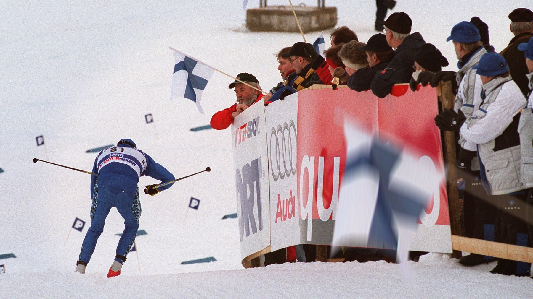 Harri Kirvesniemi hiihtää yleisön ohi Lahden MM-hiihdoissa 2001