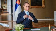 Alexander Stubb fixar till slipsen inför nyårstalet 2025.