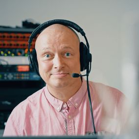 Radiotoimittaja Petri Julkunen Yle Radion Suomen toimituksessa.