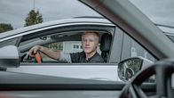 17-vuotias Aatu Marttila istuu autossaan parkkipaikalla.