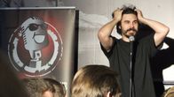 stand up koomikko lavalla