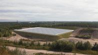 Havainnekuvan laajasta sorakuoppaan rakennettavasta altaasta, jonka reunapenkereet vihertävät ja päällä on harmaa kansi.