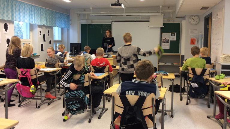 Metsäkylän koulun 5. luokan oma luokkahuone "Tiilikoulun" ylimmässä kerroksessa.