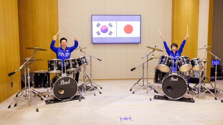 Japanin pääministeri Sanae Takaichi ja Etelä-Korean presidentti Lee Jae Myung soittavat rumpuja.