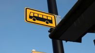 Linja-auto kyltti pylväässä.