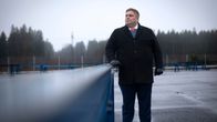 Hartolan kunnanjohtaja  Jarkko Seppälä tehtaan pihalla.