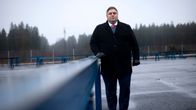 Hartolan kunnanjohtaja  Jarkko Seppälä tehtaan pihalla.