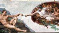 En målning av Michelangelo i taket i Sixtinska kapellet i Vatikanen. Målningen avbildar en scen med två figurer som sträcker sig mot varandra.