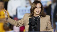 Kamala Harris puhumassa vaalitilaisuudessa.