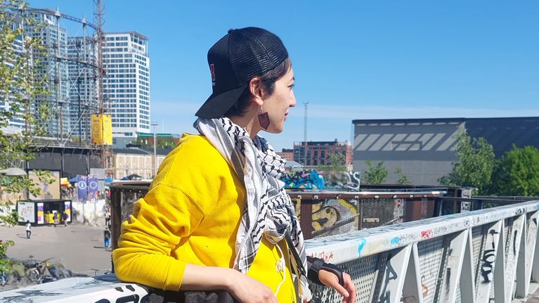 Radja Abuzaid nojaa kaiteeseen ja katsoo horisonttiin Helsingin Suvilahdessa.