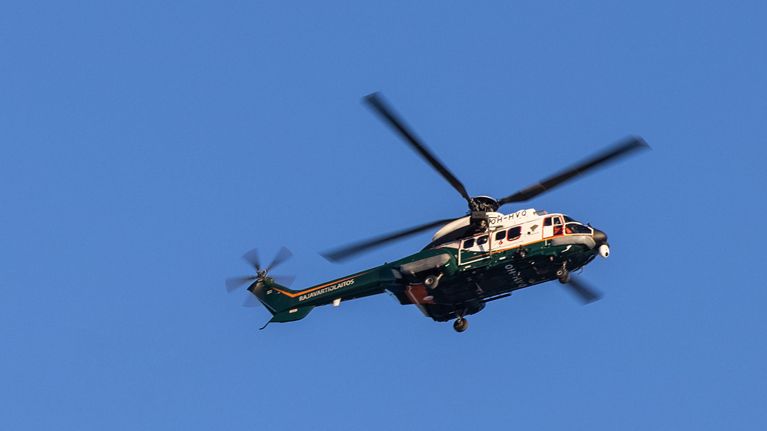 Rajavartiolaitoksen helikopteri taivaalla.