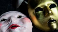 Teatterinaamioita lähikuvassa.