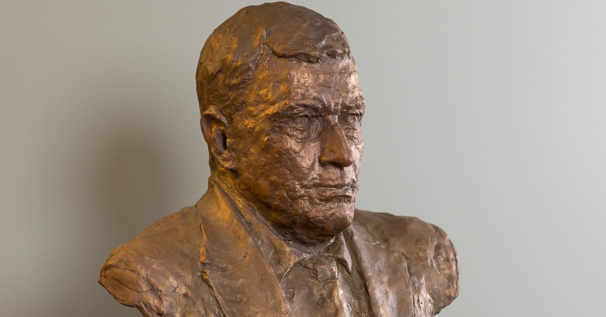 Presidentti Niinistön rinta­kuva paljastettiin Presidentin­linnassa ...