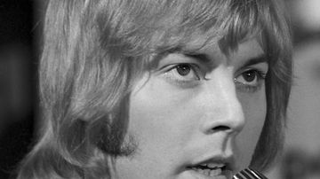Danny (Ilkka Lipsanen) laulaa