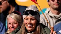 Pernille Dösvik katsomossa heiluttamassa Norjan lippua.