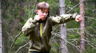Leon Kaislama skuggboxas i en höstlig skog.