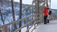 Henkilöt katselevat maailmaa talvisessa säässä luonnonsuojelualueella.