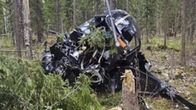Pudonneen helikopterin hylky metsässä.