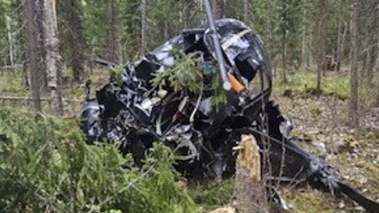 Pudonneen helikopterin hylky metsässä.