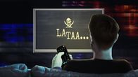 Kollaasi kuvitus piratismista. Etualalla henkilö katsomassa telkkaria kaukosäädin kädessään. Telkkarin ruudulla lukee lataa... ja tekstin yläpuolella on pääkallo.