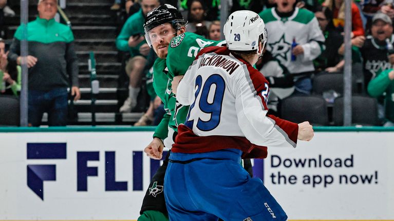 Nathan MacKinnon tappeli Roope Hintziä vastaan.
