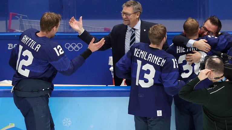 Jukka Jalonen ja Marko Aanttila onnittelevat toisiaan olympiakullan jälkeen.