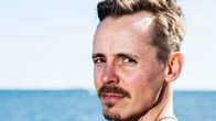 Näyttelijä Jasper Pääkkönen kuvattiin Helsingin Hernesaaressa aurinkoisena päivänä toukokuun lopulla.