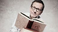 Kirjallisuustoimittaja Seppo Puttonen ja kirjoja.