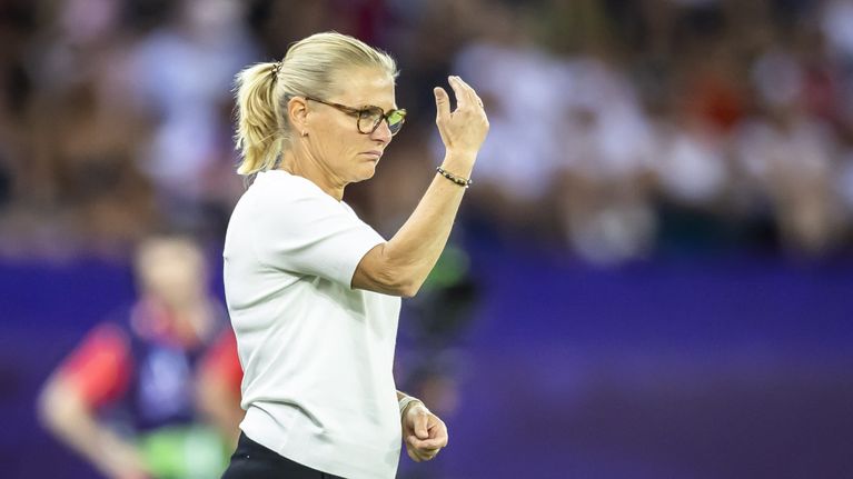 Sarina Wiegman Englannin valmentajana EM-kisoissa.
