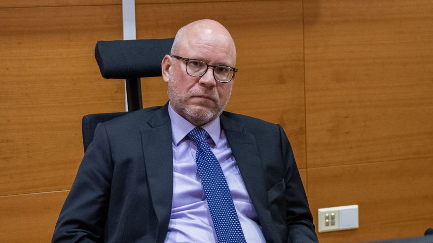 Käräjätuomari Antti Tapanila poseeraa kameralle.