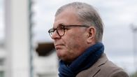 Palloliiton Ari Lahti Bolt Areenan ulkopuolella Yle Urheilun haastattelussa. Taustalla Olympiastadionin torni.