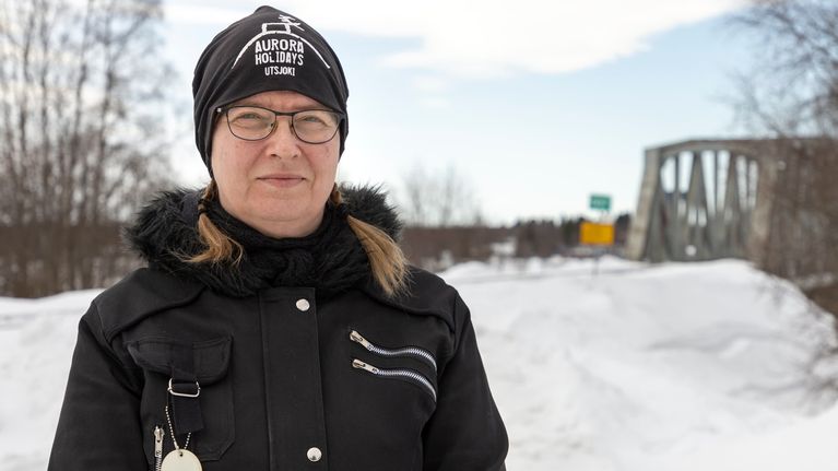 Tiina Patokoski Suomesta Ruotsiin menevän rautatiesillan kupeessa Torniossa