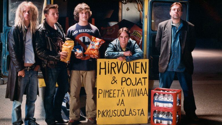 Tiedotuskuva elokuvasta Helmiä ja sikoja. Kuvassa Poju (Konsta Hiekkanen), Ruho (Timo Lavikainen), Timo (Unto Helo), Läde (Mikko Leppilampi) ja Erkki "Ukko" Hirvonen (Pekka Valkeejärvi).