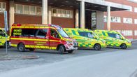 Ambulansseja rivissä Keski-Suomen keskussairaalan ensiavun edessä.