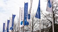 Jyväskylä-viirejä Paraatiaukion laidalla.