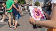 Feissaajan kantaa kansiotaan kävelykadulla