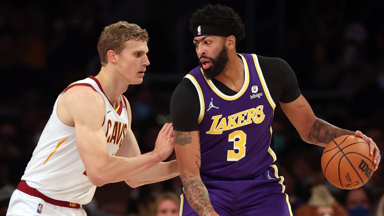 Clevelandin Lauri Markkanen puolustaa LA Lakersin Anthony Davisia NBA-koripallo-ottelussa.