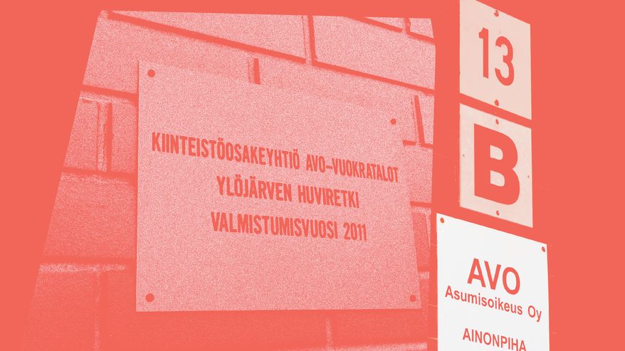 Kerrostalojen numero j animikylttejä punavalkoisessa kuvassa.