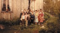 Perhe koossa talon edustalla. Kuva dokumenttielokuvasta Family Files - Perheeni tarina