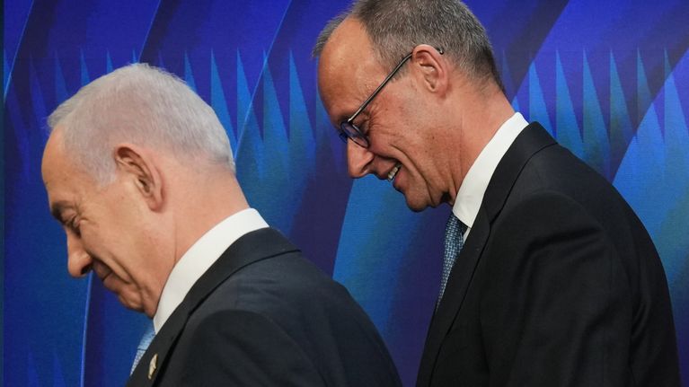 Benjamin Netanjahu ja Friedrich Merz sivusuunnassa vierekkäin.