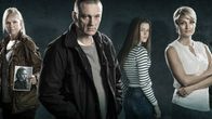 Rikossarja Sorjonen, kuvassa vasemmalta oikealle Taina Henttula (Kristiina Halttu), Katia Jaakkola (Lenita Susi), Lena Jaakkola (Anu Sinisalo), Kari Sorjonen (Ville Virtanen), Janina Sorjonen (Olivia Ainali), Pauliina Sorjonen (Matleena Kuusniemi), Niko U
