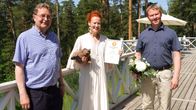 Kuvassa Tuomas Perheentupa (vasemmalla, kehittämisjohtaja, Suomen Kylät) Saimi Hoyer ja Petri Rinne (puheenjohtaja, Suomen Kylät). Saimin palkintopuhe kuvattiin kesällä Hotelli Punkaharjulla.