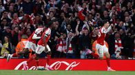 Arsenal-spelare jublar.