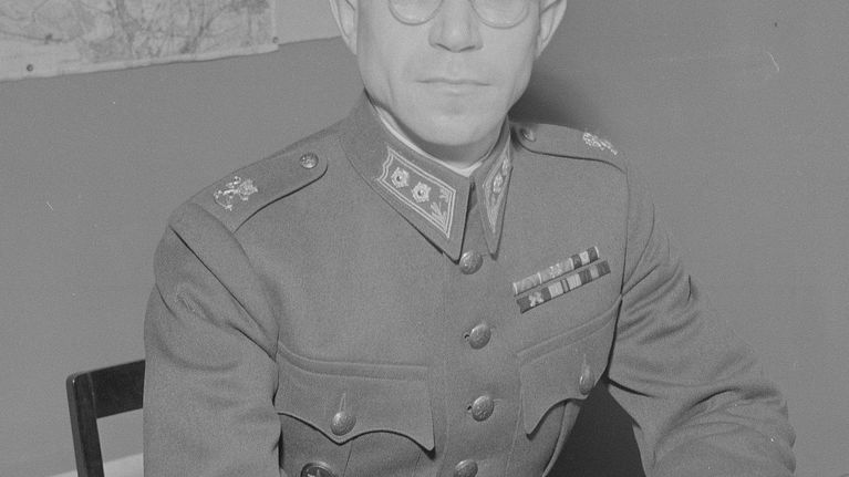Everstiluutnantti Hautala työpöytänsä ääressä Suulajärvellä 1942